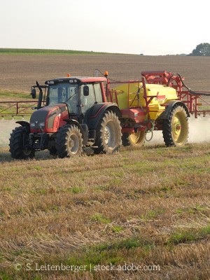 Bild zeigt einen Traktor, der Pestizide ausbringt