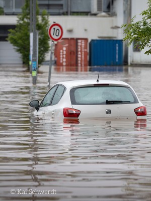 Auto steckt in überfluteter Straße fest