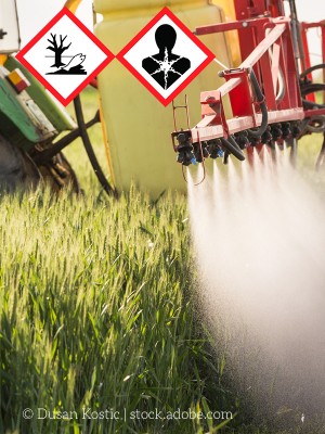 Traktor versprüht Pestizide auf einem Acker