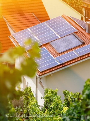Symbolbild Solaranlage auf Hausdach