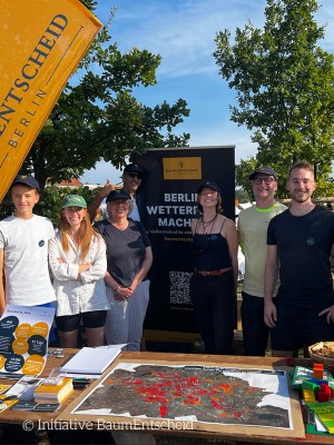 Bild zeigt einen Informationsstand der Initiative BaumEntscheid
