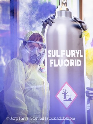 Bild zeigt Gasflasche mit Aufdruck "Sulfurylfluorid" und lila Nebel