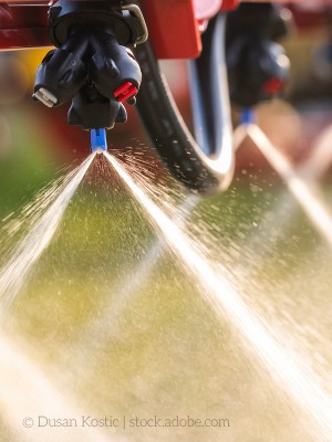 Traktor versprüht Pestizide