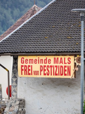 Haus mit einem Schild mit der Aufschrift "Gemeinde Mals - Frei von Pestiziden"