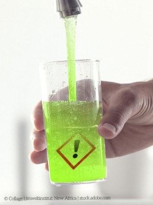 Eine Hand hält ein Glas unter einen Wasserhahn. Das Wasser ist leuchtend grün dargestellt und das Glas mit einem Gefahrensymbol gekennzeichnet.