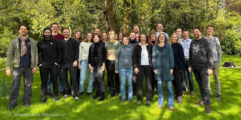 Bild zeigt Mitarbeiter:innen des Umweltinstituts