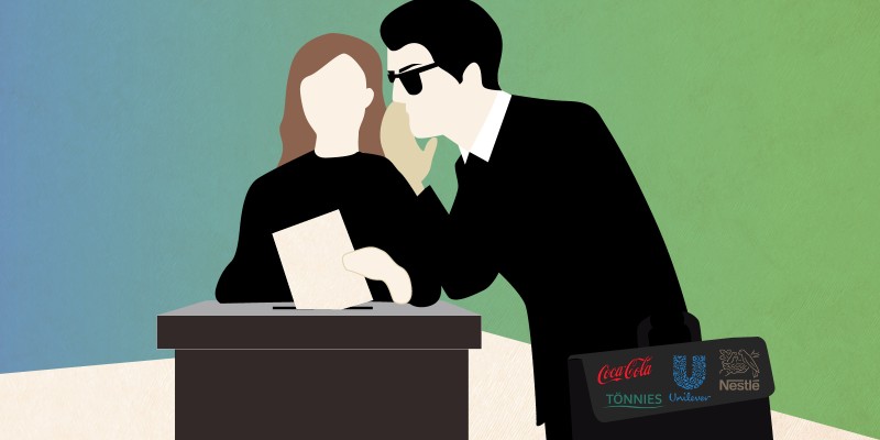 Illustration einer Wahl: Eine Person wirft ihren Stimmzettel ein, während eine andere Person ihr etwas ins Ohr flüstert. Die zweite Person trägt eine Aktentasche mit Logos großer Konzerne wie Coca-Cola, Tönnies, Unilever und Nestlé – ein Symbol für Lobbyeinfluss.