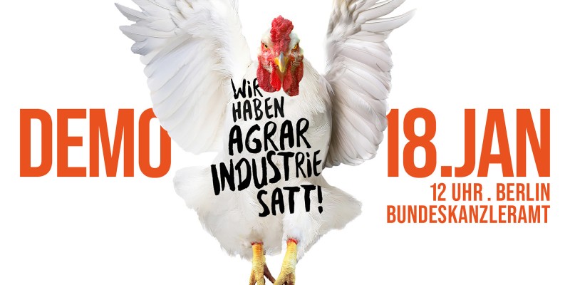 Ein weißes Huhn mit ausgebreiteten Flügeln trägt den Slogan 'Wir haben Agrarindustrie satt!