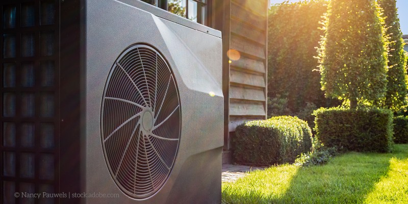 Wärmepumpe in einem Garten
