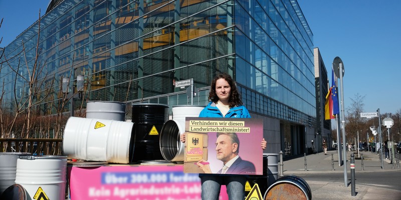 Person steht mit einem Schild in der Hand vor der CDU-Zentrale in Berlin. Auf dem Schild steht "Verhindern wir diesen Landwirtschaftsminister"