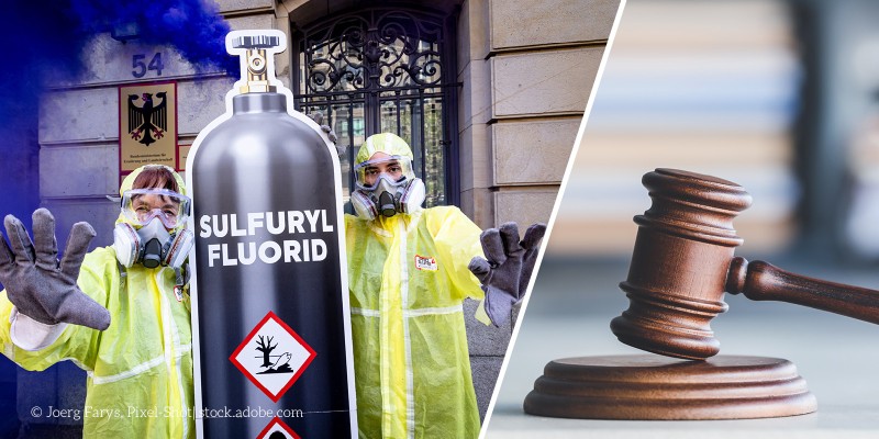 Linke Bildhälfte: Aktivist:innen in Schutzanzügen und einer großen Gasflaschen-Nachbildung. Rechte Bildhälfte: Ein Richterhammer symbolisiert.