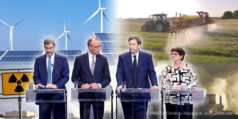 Vier Politiker:innen stehen an Rednerpulten. Im Hintergrund: Symbole für erneuerbare Energien, Atomkraft, Pestizide und Industrieemissionen.