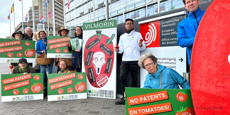 Protest vor dem Europäischen Patentamt: „Keine Patente auf Tomaten“.