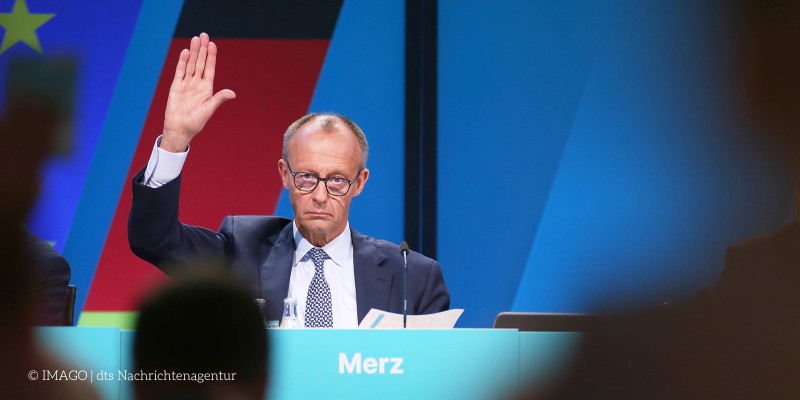 Friedrich Merz hebt die Hand