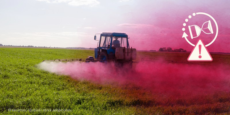 Traktor versprüht Pestizide auf einem Feld