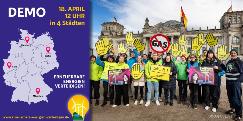 Links ist eine Deutschlandkarte mit markierten Städten, rechts eine große Gruppe von Demonstrierenden vor dem Reichstagsgebäude mit „Stopp Gas!“-Schildern und Bannern. Links steht „DEMO“, „18. APRIL 12 UHR in 4 Städten“ sowie „ERNEUERBARE ENERGIEN VERTEIDIGEN!“ und unten „www.erneuerbare-energien-verteidigen.de“. Auf der Karte sind die Städte „Hamburg“, „Berlin“, „Köln“ und „München“ markiert. Rechts halten Demonstrierende Schilder mit Aufschriften wie „Stopp Gas!“, „Zukunft ↑ Gas“ (durchgestrichen) sowie Plakate mit „Schluss mit dem Gas-Chaos!“ und „Frau Reiche, es reicht!“